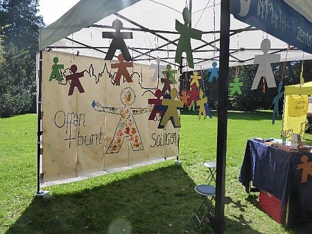 Die Figuren sind nun am Zeltrand aufgehängt.